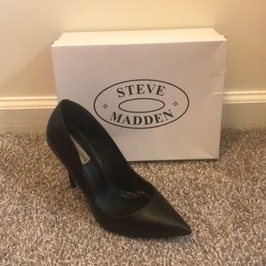 Steve Madden black leather pumps